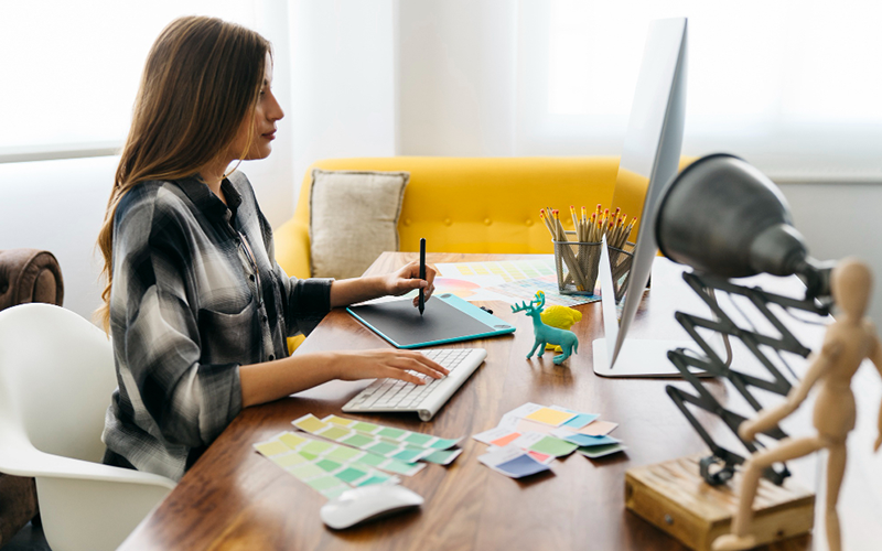 What does a graphic designer do?